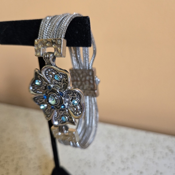 Silver and Blue Floral Magnetic Chain Bracelet Vintage - Picture 6 of 7